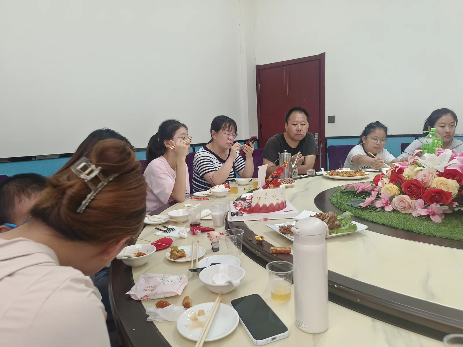 家人围坐在圆桌旁
