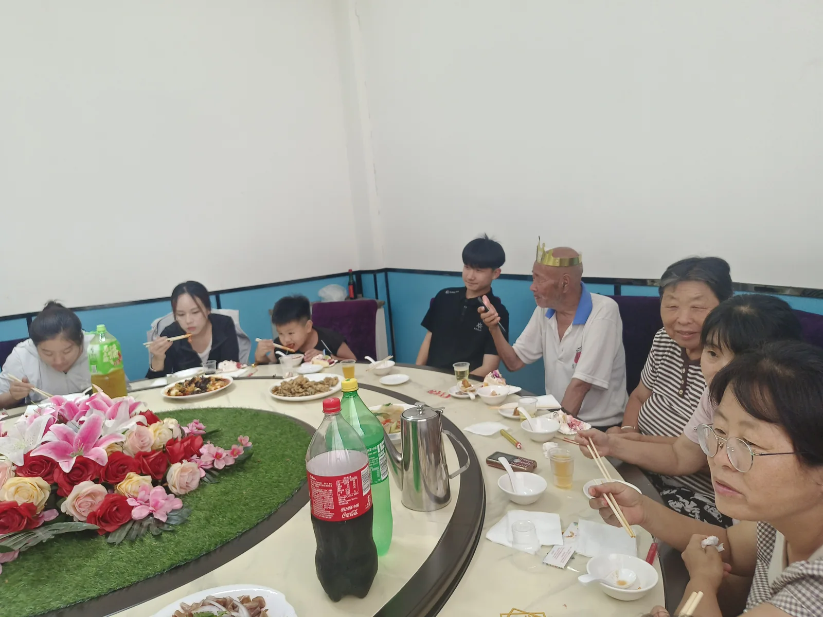 姥爷戴生日冠坐在家人中间