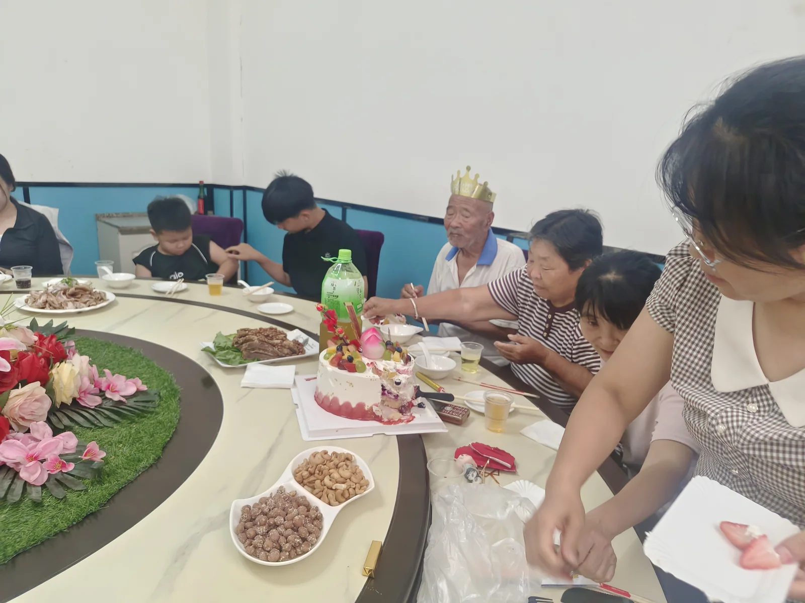 蛋糕已经切开，家人将蛋糕分装到小盘中