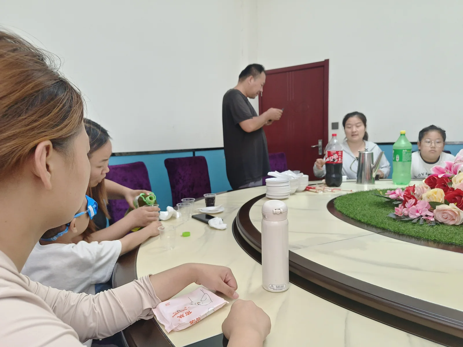家人围坐在圆桌旁