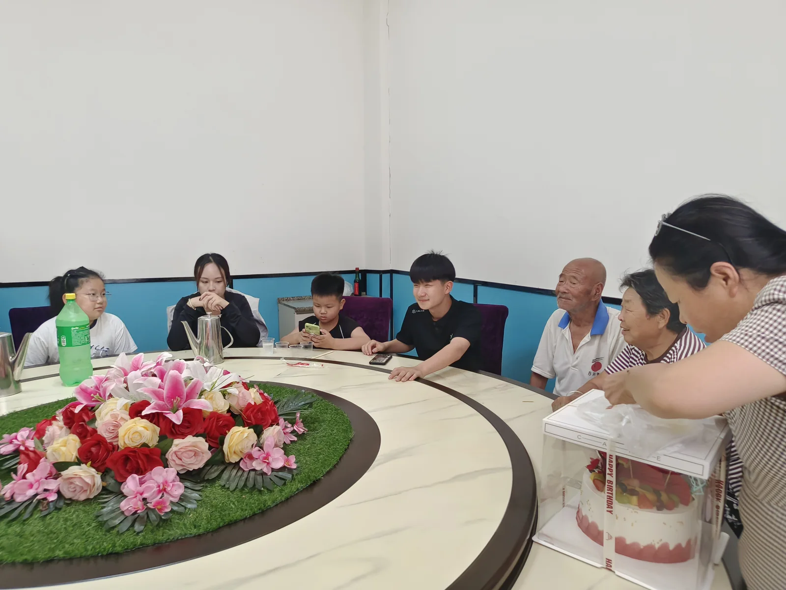 姥爷与家人分坐圆桌两侧