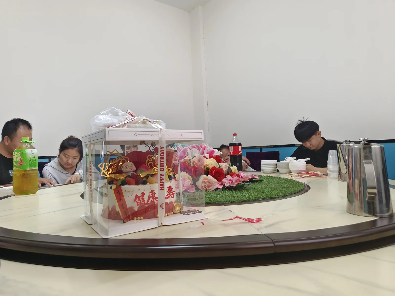 蛋糕盒放在圆桌上