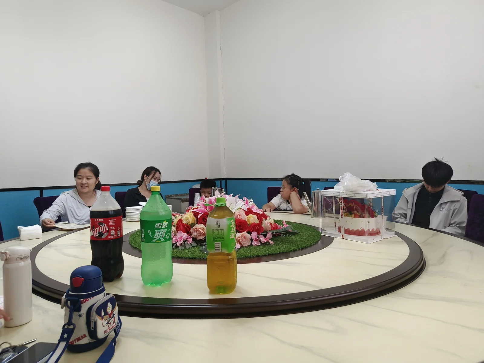 家人分坐圆桌两侧