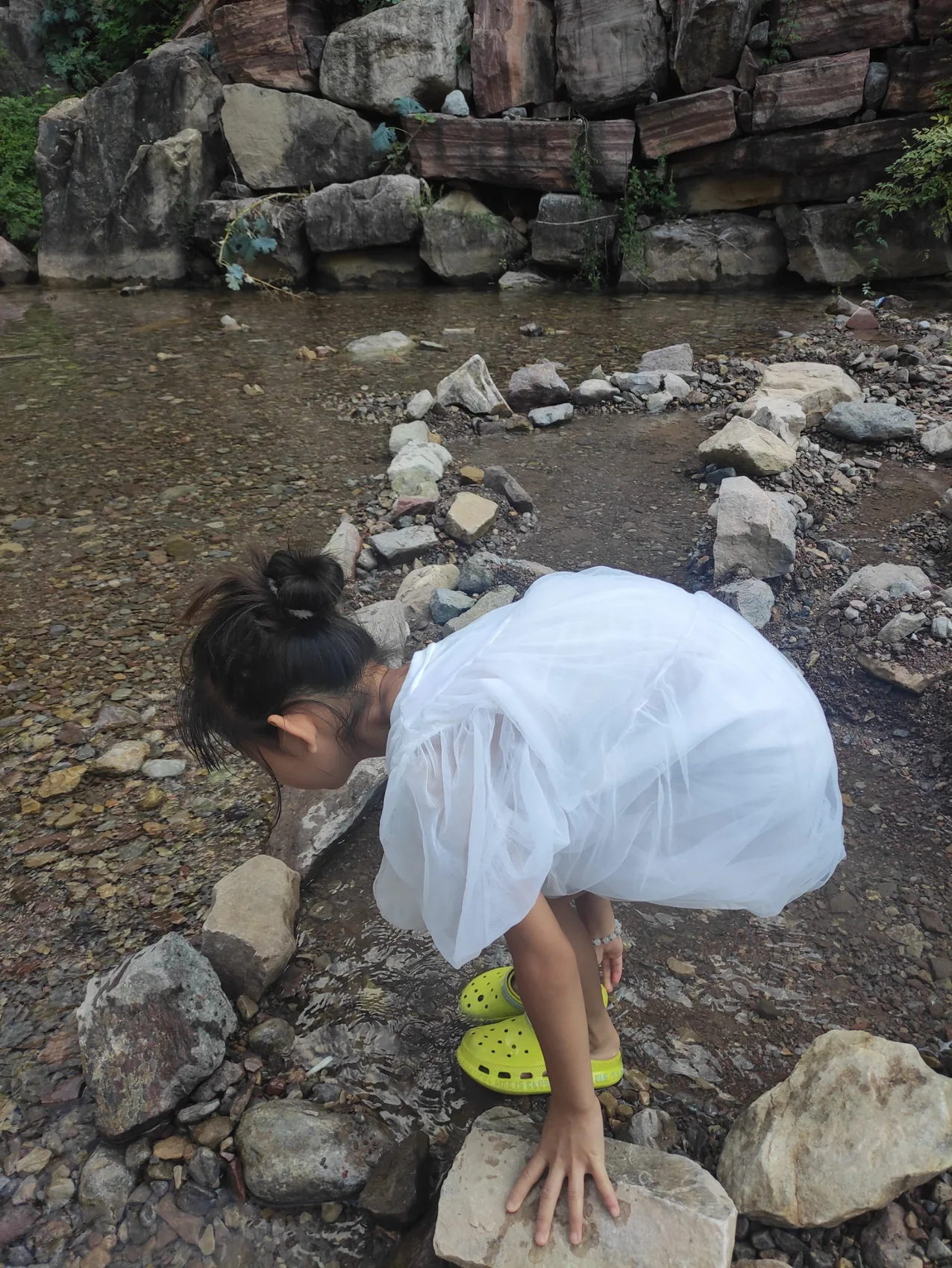 柔柔蹲在石板沟溪水边摸水和石头