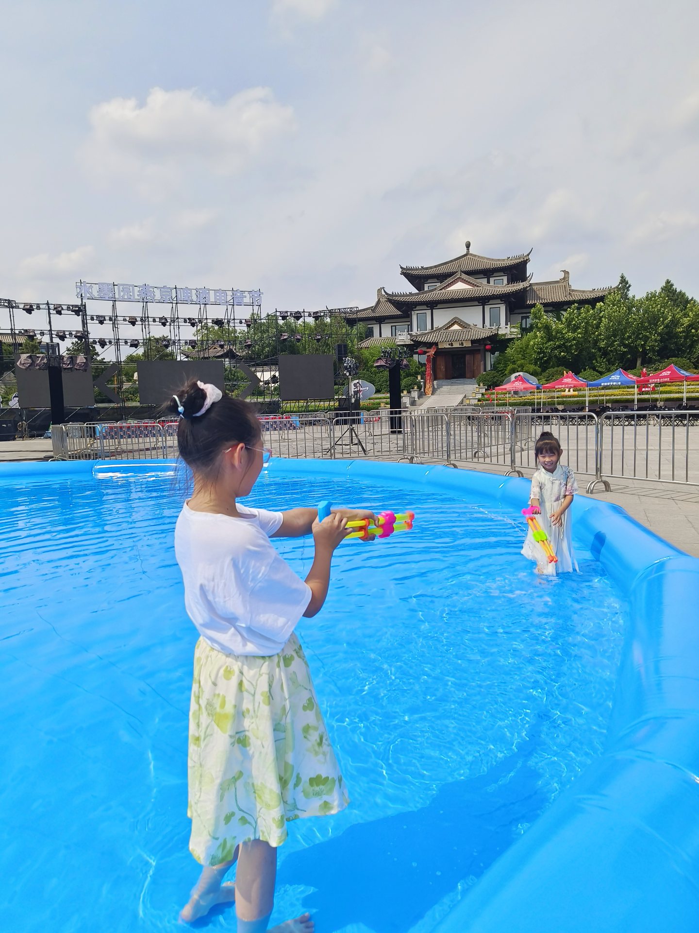 柔柔从蓝色水池边慢慢向前走