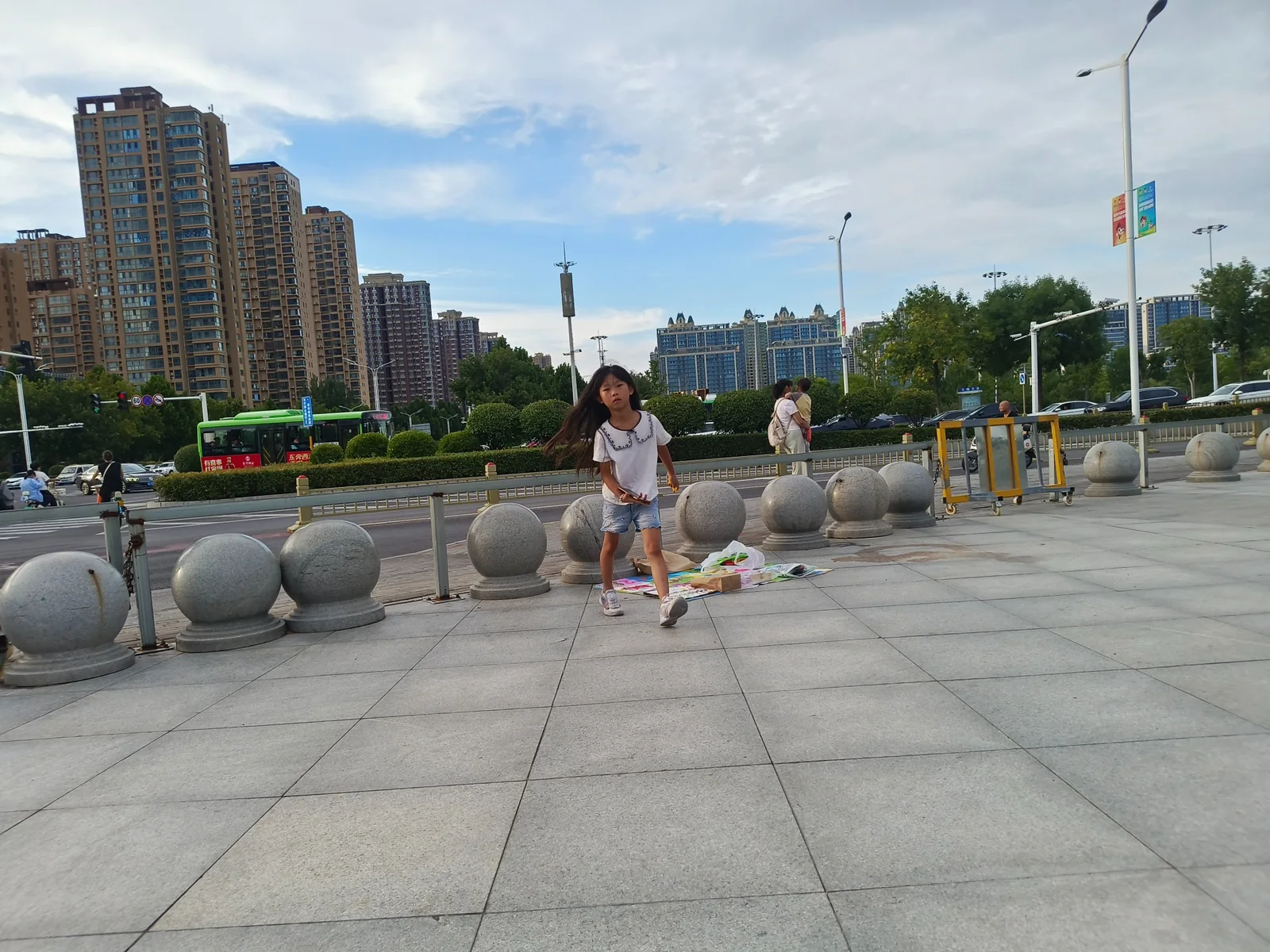 傍晚，柔柔带着摆摊用品来到迎宾公园广场