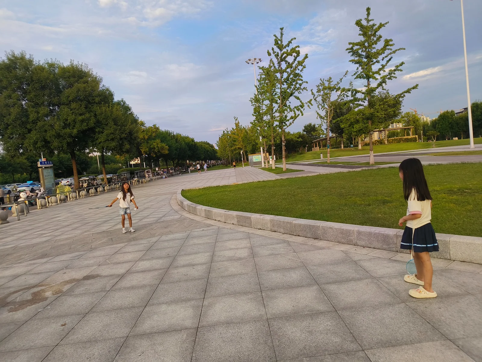 柔柔和好朋友在迎宾公园广场上打羽毛球