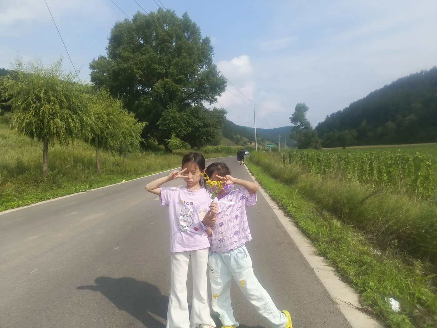 两个孩子在安静山路上边走边互动