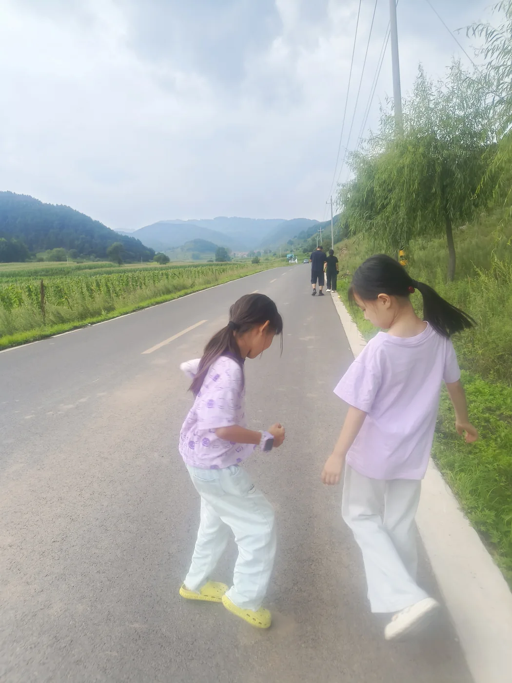 孩子沿着绿色山路继续向前
