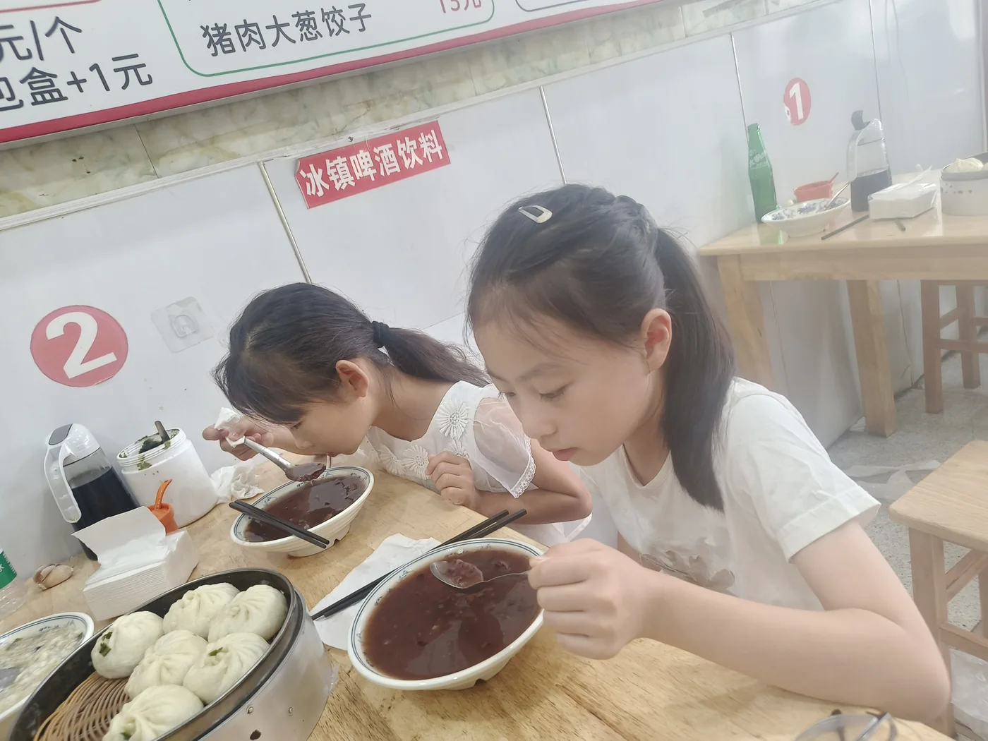 第二天早晨一家人旅行中的早餐片段