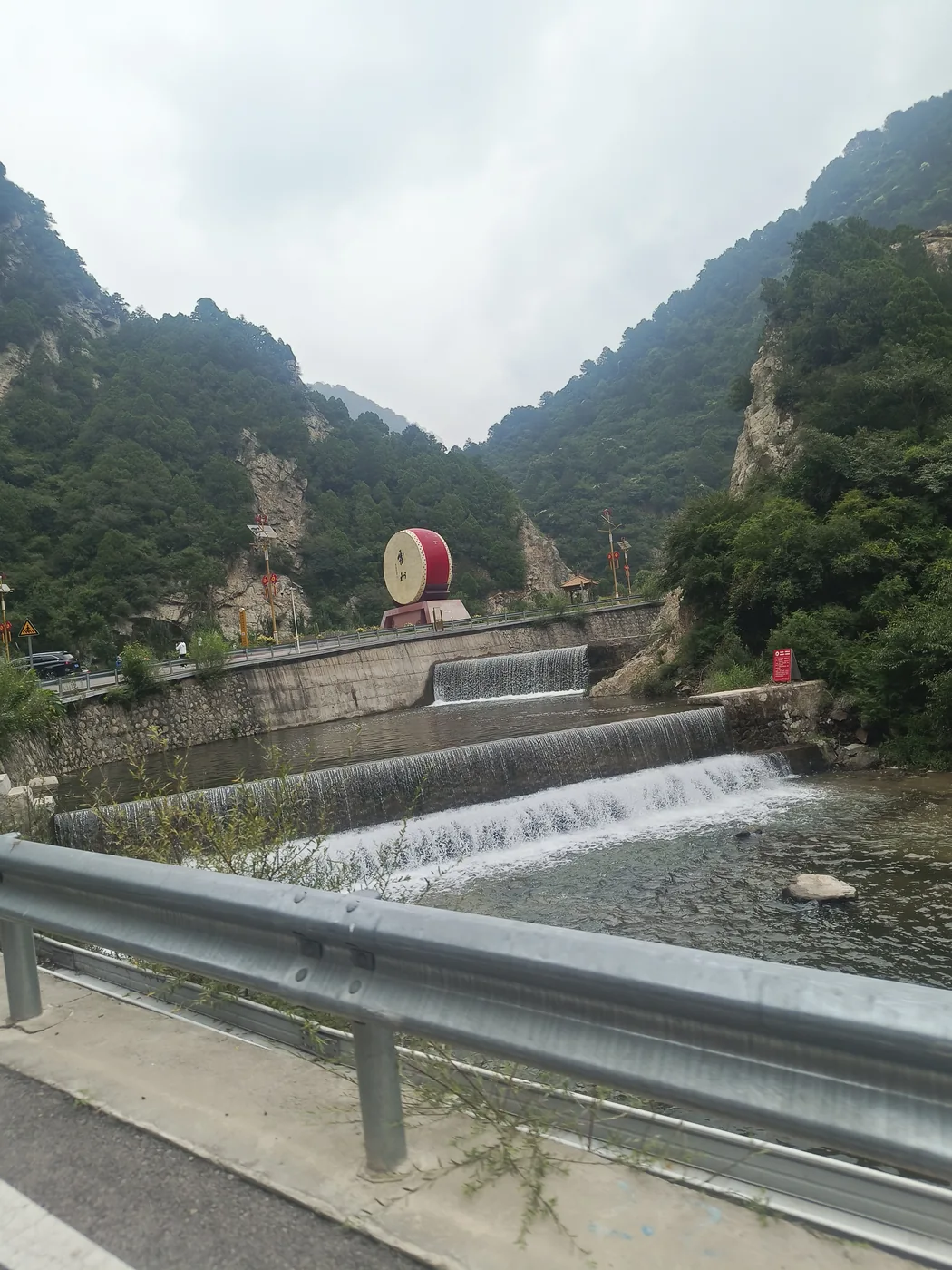 溪流、山谷地标与水边环境的宽阔画面