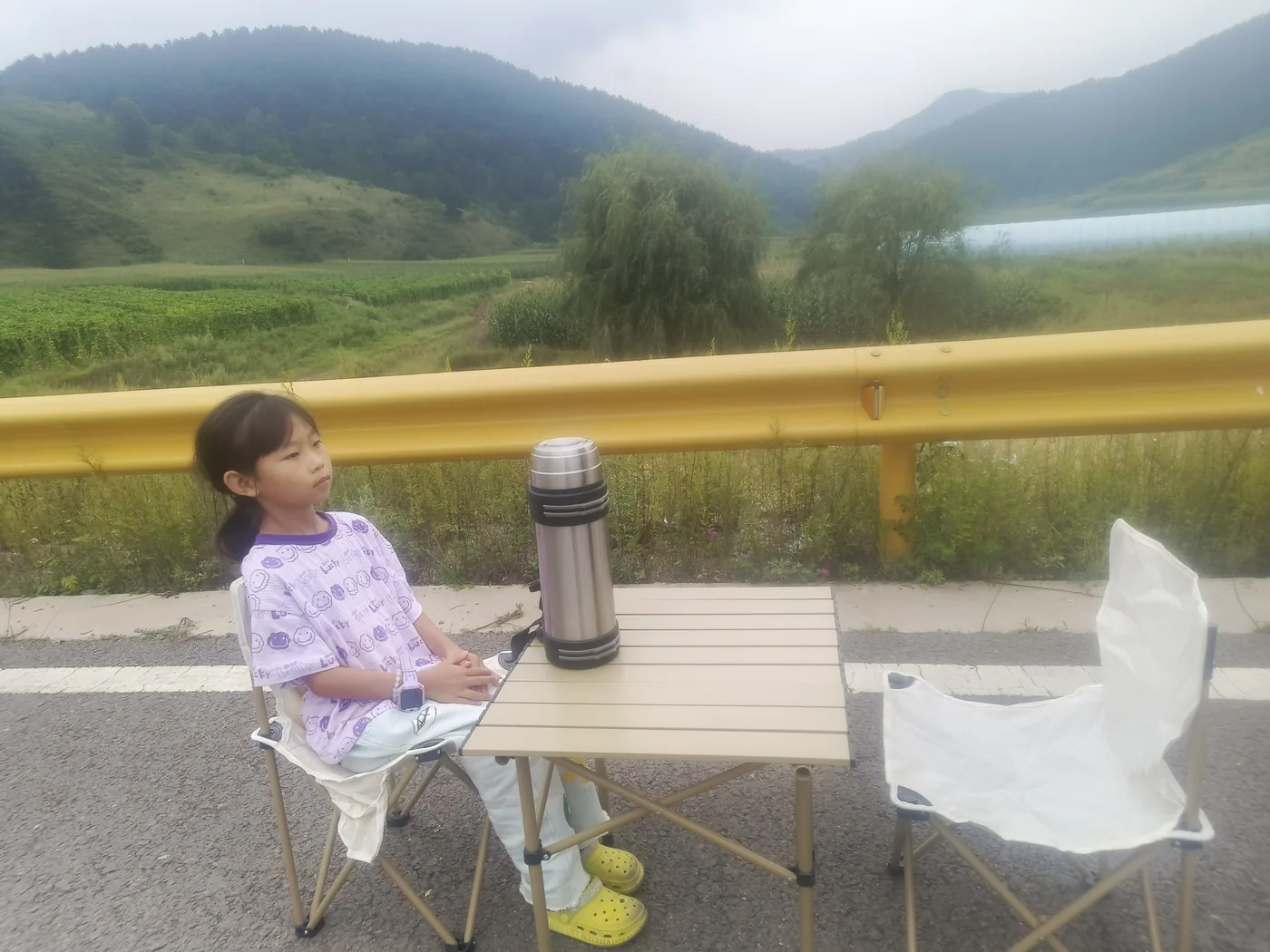 家人在山路边停下喝水休息