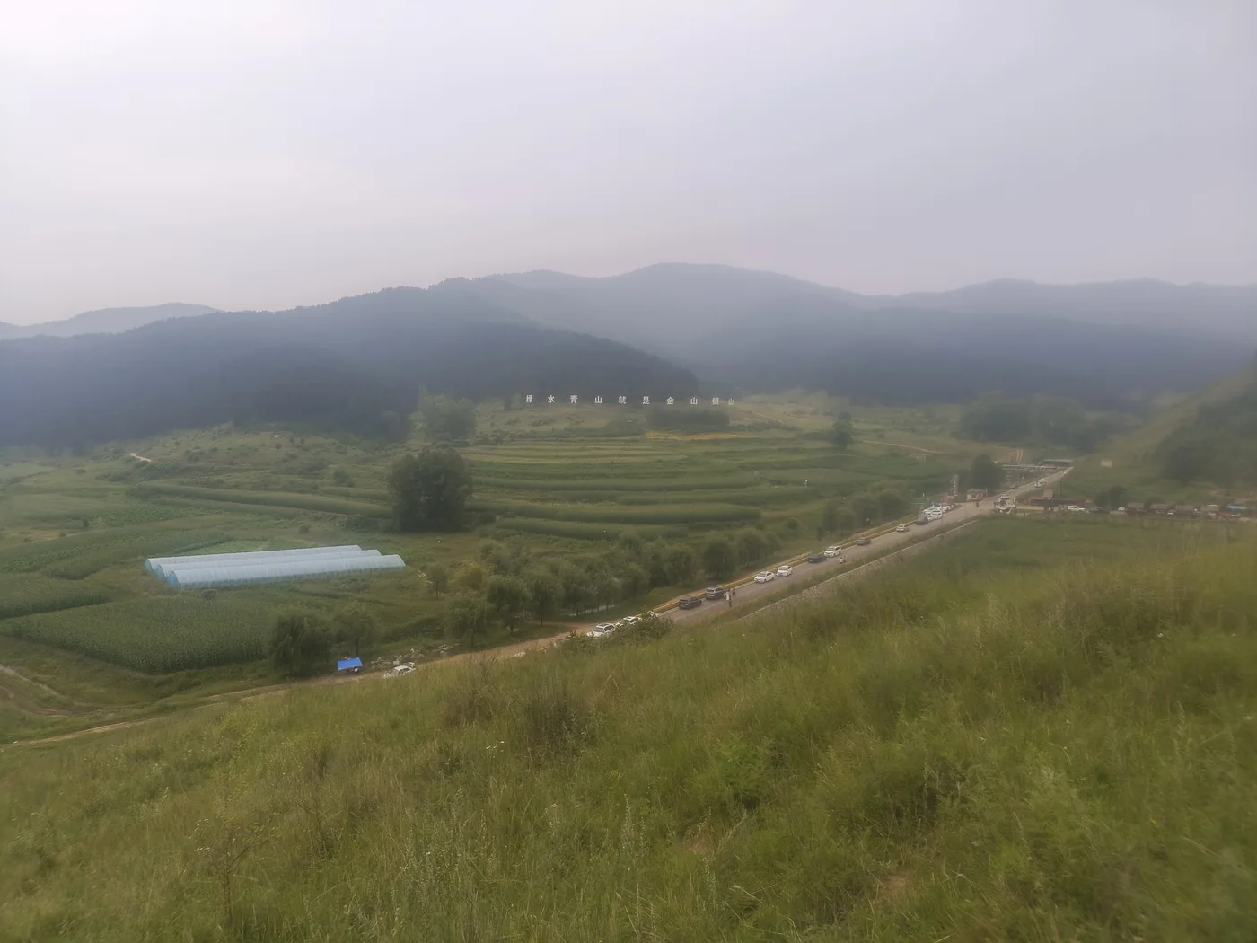 从高处俯瞰山下村庄与田地