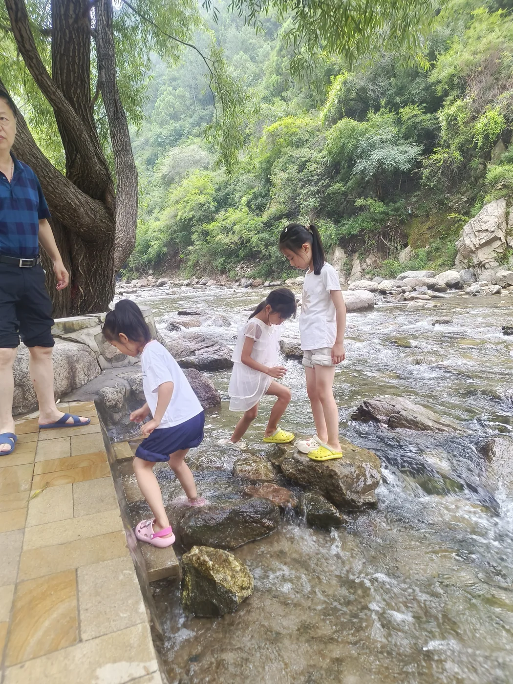 孩子第一次踏进山间溪水
