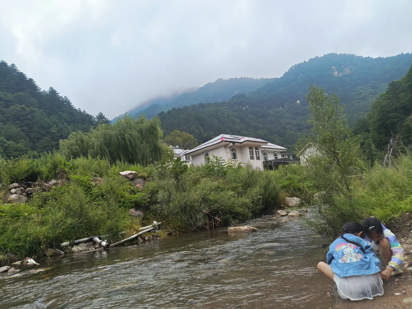 溪水、石头、山居与两个孩子同框