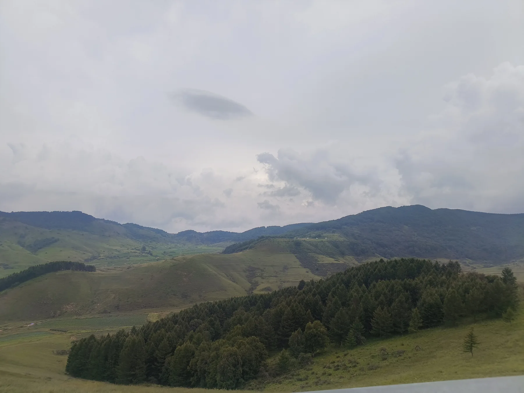 盘山途中连续展开的山峦与低云